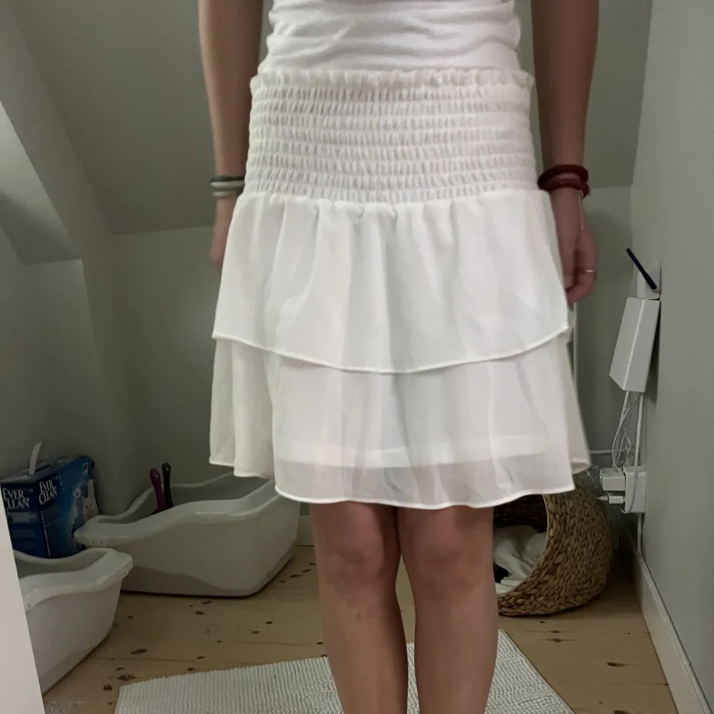 Jätte snygg vit kjol som också kan användas som tröja . Kjolar.