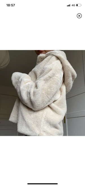 Pälsjacka - Så söt fusk päls jacka, så sjukt mjuk och skön dessutom perfekt nu i vinter Elr tex höst och vår🫶🏽❤️
