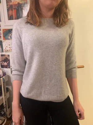 Soft goat - Jättefin skön tröja ifrån soft goat! Väldigt bra skick förutom ett pyttelitet hål (bild 3) men det är inget man tänker på!❤️ står storlek L men skulle säga att det passar xs-m💗