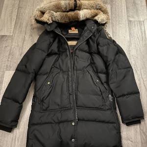 Parajumper  - Parajumper DAM  storlek S Äkta  Tappat bort den gula bandet Inget slitage  I nytt skick Dragskedjan delas när man drar upp den  annars felfri, därav priset! Går att få ner priset vid snabb affär! 