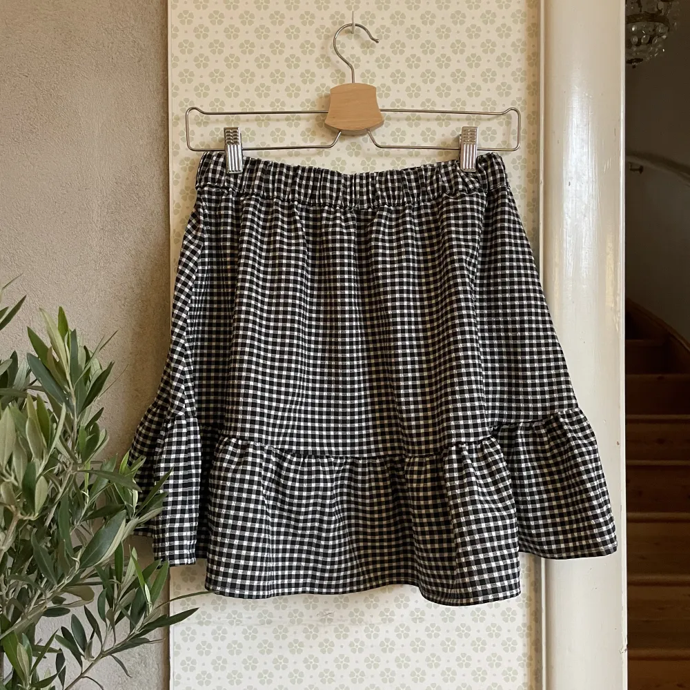 Så söt rutig kjol från Bootz🫧Storlek S(Justerbar med knappar)! Kan mötas upp i Stockholm eller frakta💟. Kjolar.