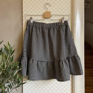 Så söt rutig kjol från Bootz🫧Storlek S(Justerbar med knappar)! Kan mötas upp i Stockholm eller frakta💟