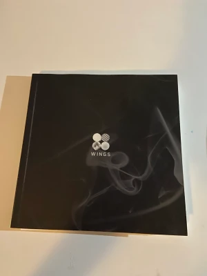HELT NYTT! KPOP BTS Wings album  - Versionen med jk och rm! Allt inkluderas samt photocard! köpte för 300kr