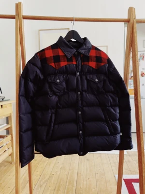 Penfield Dunjacka Large - Säljer tunnare dunjacka med flanellpatches på axlarna. Utan dragkedja med knappar.  Nypris: 2000kr