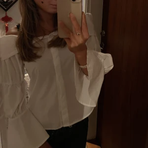 Zara skjorta🤍 - Säljer min fina off-shoulder skjorta ifrån Zara då den inte kommer till användning längre. I nyskick storlek XS. Köp direkt för 149 kr, pris kan diskuteras!🥰
