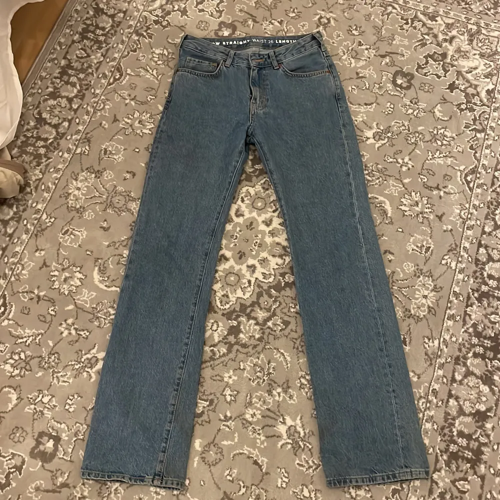 Ett par fina straight leg jeans som inte kommer till användning längre tyvärr💕 dom är i väldigt bra skick!! Skriv för frågor!!. Jeans & Byxor.