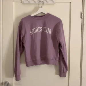 Tränings hoodie - Me lilla lite kortare träningshoodie.jätte skön och praktisk att träna i har tränat med den typ 3 ggr och älskar de dock så har jag köpt ett par nya träningsbyxor som nt matchar till den längre❤️