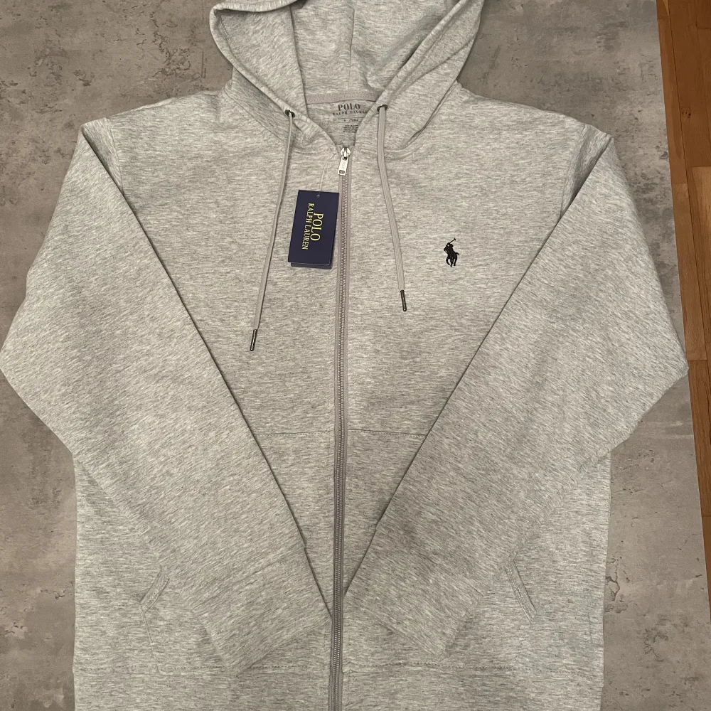 Helt ny Ralph lauren zip hoodie med etikett kvar. Den är i storlek M. Fick den i present men den passar inte mig.. Tröjor & Koftor.