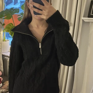 Stickad tröja - Inga defekter annat än att den är lite nopprig. Säljer då den inte kommit till andvändning.