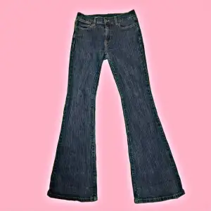 Säljer dessa Melody 90’s jeans från Brandy Melville då de är för långa! De har pyttelite slitage längst ner som knappt syns, men kan skicka fler bilder om det skulle behövas.  Nypris: 400kr   Priset är inklusive frakt!!