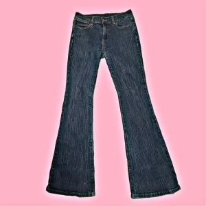 Brandy Melville Jeans 💗 - Säljer dessa Melody 90’s jeans från Brandy Melville då de är för långa! De har pyttelite slitage längst ner som knappt syns, men kan skicka fler bilder om det skulle behövas.  Nypris: 400kr   Priset är inklusive frakt!!