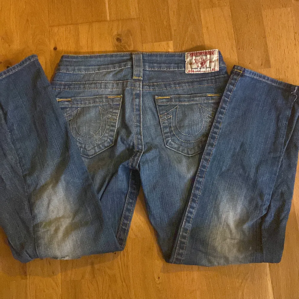 Jätte fina lågmidjade true religion jeans i super bra  skick. Dom e omsydda till botcut😻Midjemåttet är 72,5 cm och innerbenslängden är typ 65 cm 🩷🩷. Jeans & Byxor.