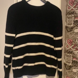 Randig stickad tröja - En skön och fin stickad tröja från cubus. Storleken är ju 158/164 men passar en S/M lika bra💗