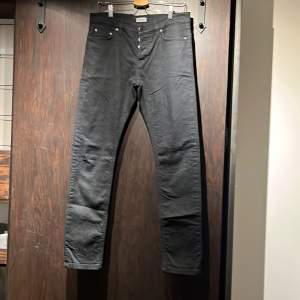 Filippa K svarta jeans 32/34 bra skick.