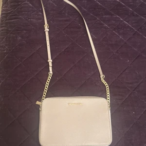 Michael kors väska - Michael kors väska o jättebra skick, inte använd ofta.