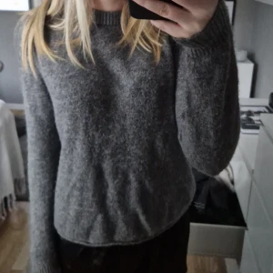 Grå stickad tröja - En stickad tröja i grå <3