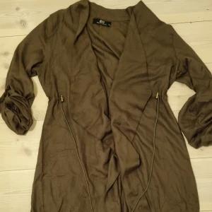 Oanvänd längre kofta - Oanvänd längre kofta i mjuk och fint material. Såntdär skönt och skrynkelfritt material, men det syns dåligt på bilden 