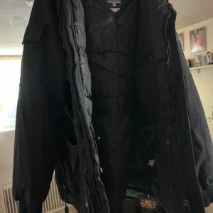 Herrjacka - Snygg vinterjacka med spänning i midjan samt massor med fickor. Rymlig i storleken