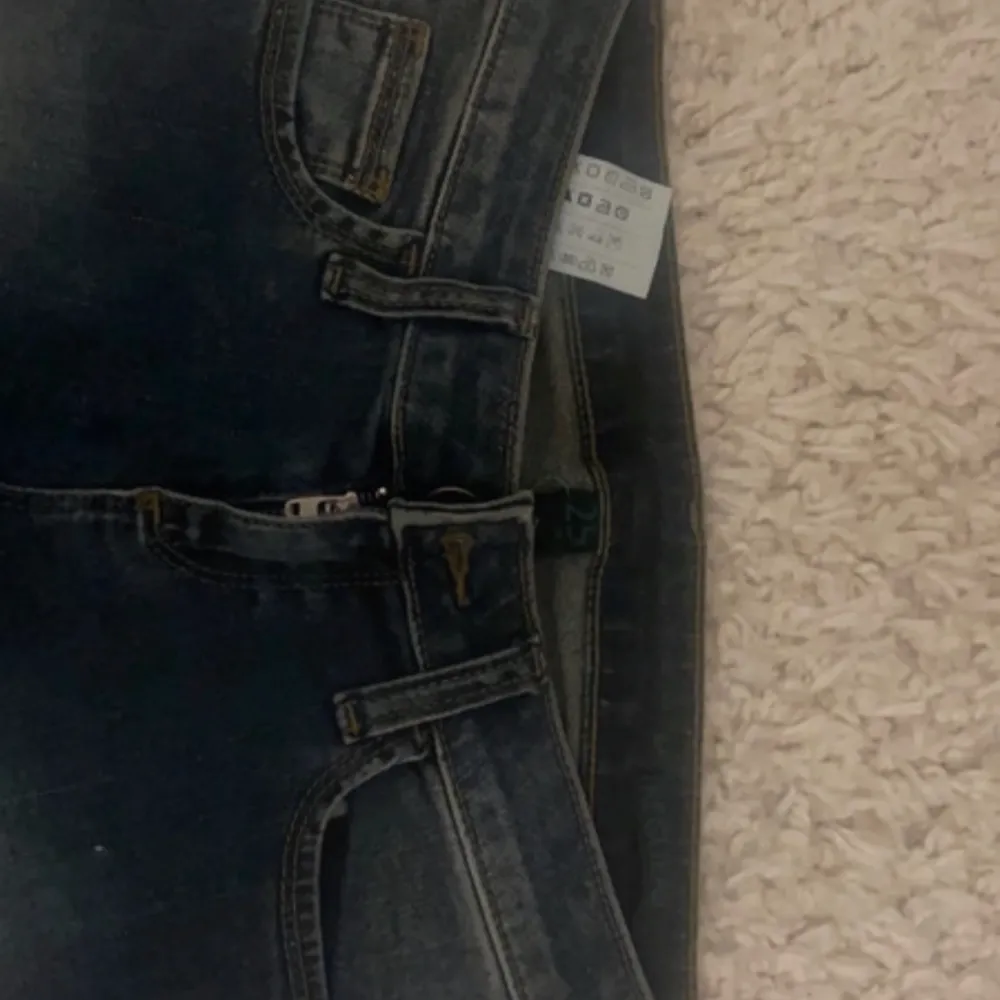 Säljer dessa 25/32 jeans i mycket bra skick då de tyvärr var lite små för mig. Jeansen är raka/slim.. Jeans & Byxor.
