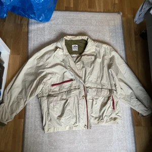 REA❗️Y2k overzie beige höstjacka - En höstjackan som sitter Baggy på kroppen! Varan är i bra skick! 