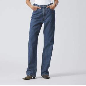 ROWE extra high waist straight jeans från weekday, se färg på sista bilden, knappt använda, nypris 500kr.