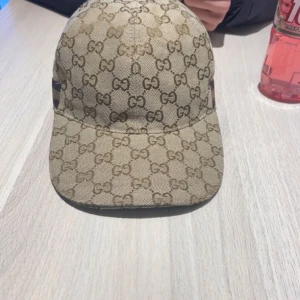 Gucci keps limited edition - Väldigt sällsynt och eftertraktad Gucci keps. Storlek M, och är i bra skick, pris går att diskuteras. Det är bara att skriva ifall ni har några frågor. Mvh Darin :)