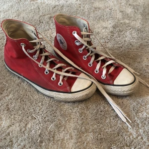 Röda converse - Röda converce, ganska använda men i bra skick. Lite smutsiga