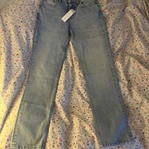 Blå zara jeans som var för små men aldrig skickades tillbaks så nu säljer jag dem❤️