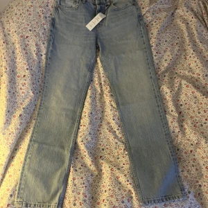 Blå Mid-rise Zara Jeans - Blå zara jeans som var för små men aldrig skickades tillbaks så nu säljer jag dem❤️