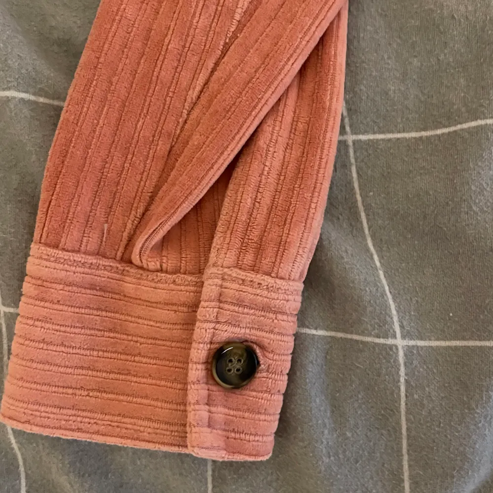 As snygg rosa skjorta ish! 💞 så fin från Lindex, i nyskick. Säljer då den inte kommer till användning 💗vid frågor besvarar jag jätte gärna dom privat💘. Skjortor.