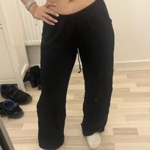 Linnebyxor  - Lågmidjade linnebyxor från hm stl S  Slitna vid fötterna