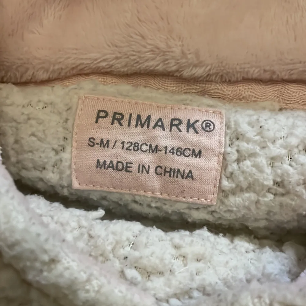 Hej! Jag sĂ€ljer denna jĂ€ttemysigt tröja som jag köpte i London pĂ„ Primark den blev för liten för mig den Ă€r i storlek 128-146đđ. Neuletakit & Villapaidat.
