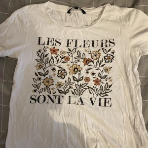 T-shirt - Fin t-shirt med tryck från Kappahl! Inga defekter💞vid frågor besvarar jg dem jätte gärna privat💘