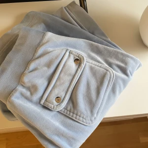 Ljusblåa juicy couture  - Ljusblåa juicy i storlek S. Säljer pga att jag inte använder längre. Det är lite slitet/blekt längst ner för att de är lite långa för mig därav priset. Annars jättesköna🤍