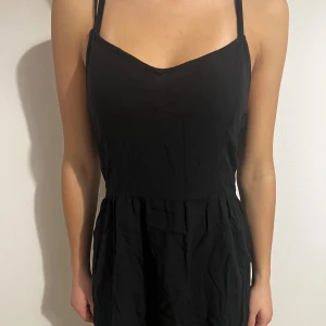 Svart klänning  - Svart klänning i utmärkt skick. Storlek 38 men passar även mindre storlekar. 