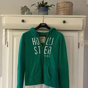 Grön hollister  - Grön ziptröja från Hollister i storlek M