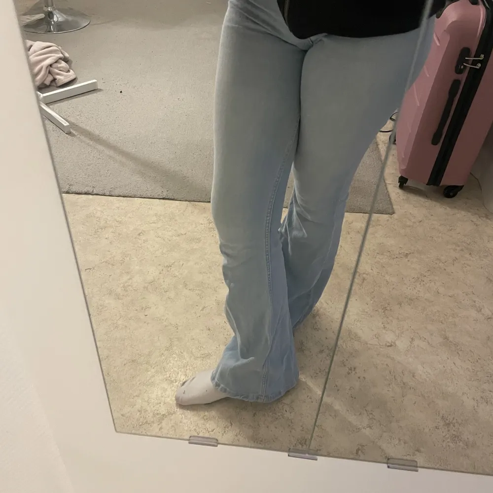 Dessa ljus blåa bootcut byxorna är från berskha och är i storleken 36, det är high Waist på dom men super fina. Kommer ej till användning. På mig som är 167 så är dom bra i längden. Jeans & Byxor.