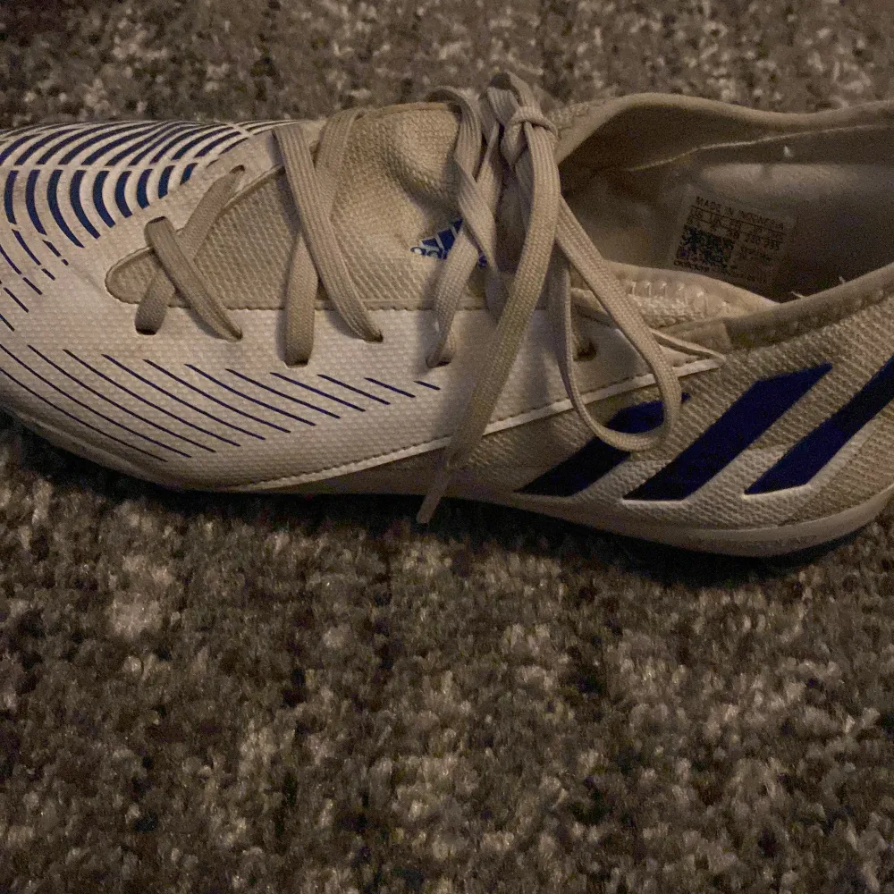 Adidas preditor skor i storlek 38. Köpt förra året och bra skick på dem.. Skor.