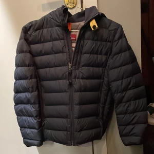 Parajumper jacka  - Säljer nu denna parajumper jacka i i jättebra skick med inga märken i str y-s vilket är som ungefär zs. Säljer den eftersom att den är för liten 