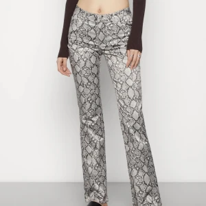 Orm jeans - Säljer dessa trendiga jeans ifrån weekday! I orm mönster