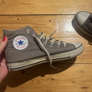 Bruna Converse  - Säljer dom här conversen i en så unik färg! Använda en del men fortf snygga. Strl 39😚