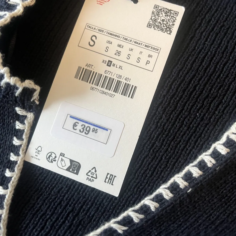 Säljer min helt nya tröja från Zara då de inte riktigt va min stil, prislapp finns kvar! Kloren står för frakten🌟. Tröjor & Koftor.