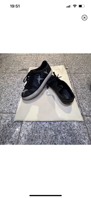 Axel Arigsto - Säljer ett par jättesnygga skor från Axel Arigato som är i storlek 39. Köpta här på plick för en vecka sedan men säljer då de var för små. Kan gå ned i pris vid snabb affär. 