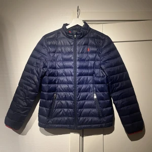 Ralph lauren dunjacka  - Skitsnygg dunjacka från Ralph flauren i strl L (14-16 år). Jättebra skick. 