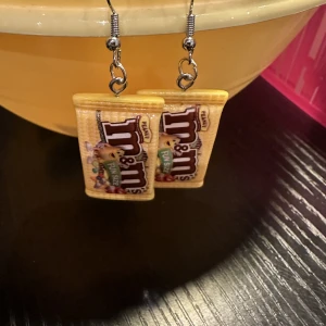 Örhänge M&M - Nya örhänge med M&M. Krokarna är inköpta som nickelsäkra. Köp idag, imorgon kan de vara sålda.