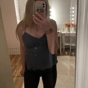 Linne - Ett superfint linne!!! Skulle säga att det är grå/blått!! Varan finns även på andra sidor💓