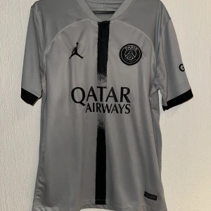 PSG t-shirt  - Vill sälja denna t-shirt som bara ligger i garderoben. Den är använd bara en gång men är som ny. 