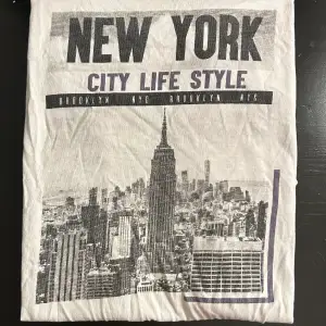 T-shirt med tryck av new york 
