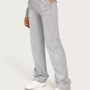 Gråa juicy couture byxor - Jag säljer byxorna eftersom att dom inte kommer till användning och börjar bli för korta för mig, byxorna har lite fläckar men dom syns inte från långt håll. (Priset kan diskuteras)