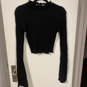 NAKD topp - Topp från NA-KD. Fin med utsvängda ärmar och härliga detaljer. Storlek S. Skriv vid frågor/funderingar🤗🤗🤗